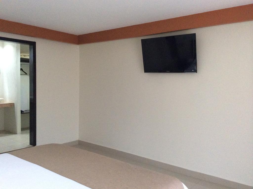 Hotel La Media Luna Inn Huejutla de Reyes Стая снимка