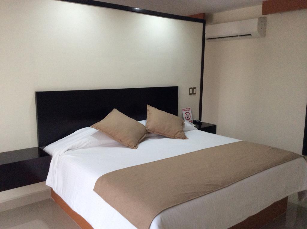 Hotel La Media Luna Inn Huejutla de Reyes Стая снимка